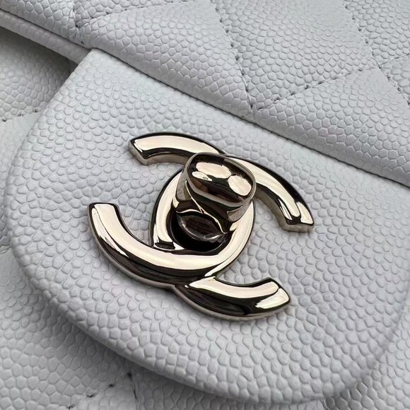 Classic CHANEL Bag: A Stylish and Versatile Choice for Elegance - Picture 4 of 7